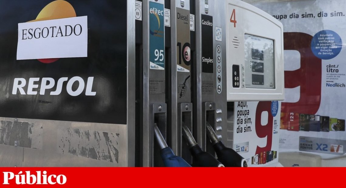 Turistas em stress pós-férias com depósitos por encher